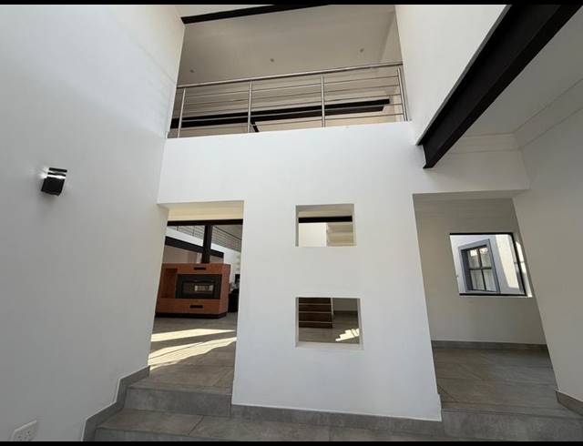 6 BEDROOM HOUSE FOR SALE IN BLUE VALLEY GOLF ESTATE